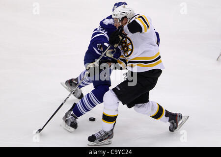 6 marzo 2012 - Toronto, Ontario, Canada - Boston Bruins avanti Tyler Seguin (19) viene controllato da Toronto Maple Leaf avanti David Steckel (20) in NHL azione a Air Canada Centre di Toronto, Ontario. Boston sconfitto Toronto 5-4. (Credito Immagine: © Jay Gula/Southcreek/ZUMAPRESS.com) Foto Stock