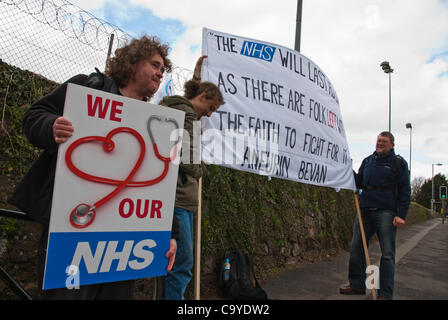 07/03/2012, Exeter, Regno Unito .attivista Bruce Chapman detiene un cartello che dice "Noi amiamo i nostri NHS', durante la riforma di NHS protestare fuori del Royal Devon & Exeter Hospital. Foto Stock