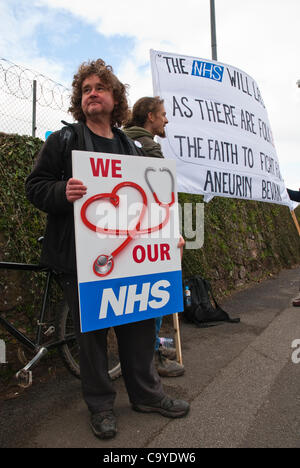 07/03/2012, Exeter, Regno Unito .attivista Bruce Chapman detiene un cartello che dice "Noi amiamo i nostri NHS', durante la riforma di NHS protestare fuori del Royal Devon & Exeter Hospital. Foto Stock