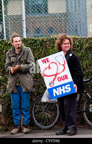 07/03/2012, Exeter, Regno Unito .attivista Bruce Chapman detiene un cartello che dice "Noi amiamo i nostri NHS', durante la riforma di NHS protestare fuori del Royal Devon & Exeter Hospital. Foto Stock