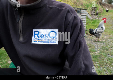 Un tecnico che visiti una residenza rurale di installare apparecchiature a banda larga Wireless in Carmarthenshire Wales UK 07.03.2012 Foto Stock