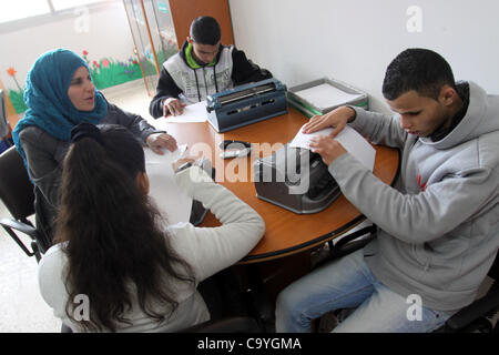 6 marzo 2012 - Beirut, Libano - palestinesi disabili visivamente imparare nella scuola Nahr al-Bared campo profughi palestinese a Beirut, in Libano, 6 marzo 2012. Circa 25.000 persone vivono in questo povero Refugee Camp che faccia dura e difficile la vita. Foto di Mohammed Asad (credito Immagine: © Mohammed Asa Foto Stock