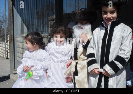 Ultra-Orthodox bambini religiosi indossando costumi mimano il guardaroba di anziani nella loro comunità su la festa di Purim. Purim è celebrato come un felice, carnevalesca vacanza. Gerusalemme, Israele. 8-Mar-2012. Foto Stock