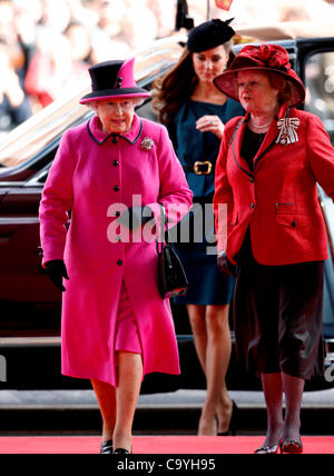 La Regina Elisabetta II e la duchessa di CAMBRIDGE LA FAMIGLIA REALE 08 marzo 2012 De Montfort University Leicester Inghilterra England Foto Stock