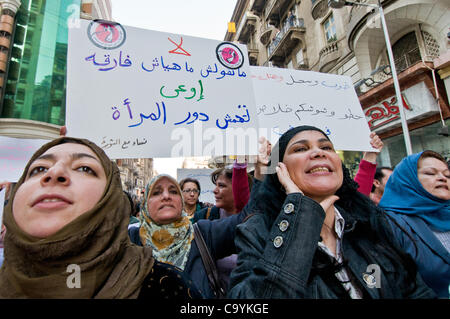 Le donne egiziane marzo sulle donne giornata internazionale al Parlamento chiedono una maggiore rappresentanza nel governo e la fine della dittatura militare-Match 8th, 2012, al Cairo in Egitto Foto Stock