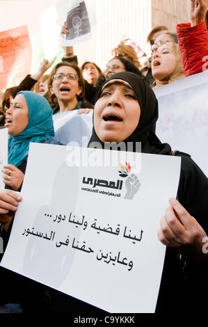 Le donne egiziane marzo in occasione della Giornata della donna al Parlamento chiedono una maggiore rappresentanza nel governo e la fine della dittatura militare-marzo 8th, 2012, al Cairo in Egitto Foto Stock