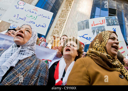 Le donne egiziane marzo in occasione della Giornata della donna al Parlamento chiedono una maggiore rappresentanza nel governo e la fine della dittatura militare-marzo 8th, 2012, al Cairo in Egitto Foto Stock