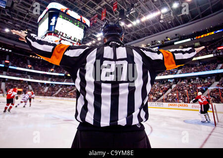 Mar 08, 2012 - Ottawa, Ontario, Canada - arbitro, Eric Furlatt(27), durante la fase di azione tra i senatori e i Rangers. (Credito Immagine: © Leon Svizz/Southcreek/ZUMAPRESS.com) Foto Stock