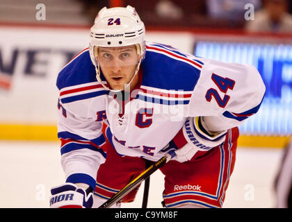 Mar 08, 2012 - Ottawa, Ontario, Canada - Ryan Callahan(24) durante l'azione tra i senatori e i Rangers. (Credito Immagine: © Leon Svizz/Southcreek/ZUMAPRESS.com) Foto Stock