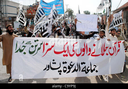 I sostenitori di Jamat-ud-Dawa gridare slogan durante il rally di protesta per condannare la profanazione del Santo Corano in Afghanistan, nella città di Peshawar Venerdì, Marzo 09, 2012. Foto Stock