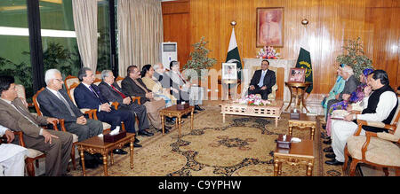 Presidente Asif Ali Zardari nell incontro con la Delegazione del Consiglio per la stampa del Pakistan (PCP) a Aiwan-e-Sadr a Islamabad il Venerdì, Marzo 09, 2012. Foto Stock