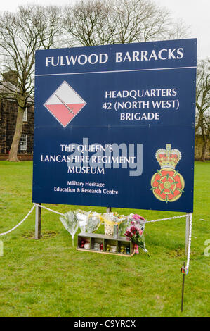 Fiori e tributi sono stati lasciati fuori dalla caserma di Fulwood in memoria del sergente Nigel Coupe, ucciso in Afghanistan con altri 5 soldati. Preston 09/03/2012. Foto Stock