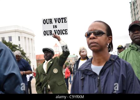 09 mar 2012. I manifestanti per il voto e diritti di immigrazione rally di fronte alla Alabama State Capitol dopo Selma a Montgomery Marzo Foto Stock