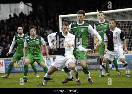 Ayr, Regno Unito. 10/3/12 William Hill Coppa Scozzese Quarti di finale. Ayr Regno v Hibernian (Hibs) segna Roberts di Ayr Regno (n. 10 pantaloncini) complety è circondato da Hibs giocatori come egli tenta di proteggere il pallone. Foto Stock