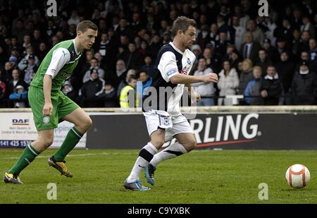 Ayr, Regno Unito. 10/3/12 William Hill Coppa Scozzese Quarti di finale. Ayr Regno v Hibernian (Hibs) Keigan Parker (nero/bianco superiore) di Ayr Regno gare per ottenere la palla durante la partita contro Hibs. Foto Stock