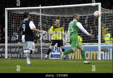 Ayr, Regno Unito. 10/3/12 William Hill Coppa Scozzese Quarti di finale. Ayr Regno v Hibernian (Hibs) James McPake di Hibs (n. 15) è sollevato per vedere il passato ballgo il posto a seguito di un attacco da parte di Ayr Regno. Foto Stock