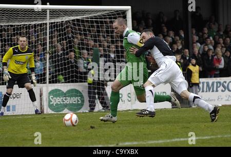 Ayr, Regno Unito. 10/3/12 William Hill Coppa Scozzese Quarti di finale. Michael Moffat di Ayr Regno si appoggia in Hibs defender James McPake durante il gioco. Ayr Regno v Hibernian (Hibs) Foto Stock