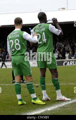 Ayr, Regno Unito. 10/3/12 William Hill Coppa Scozzese Quarti di finale. Leigh Griffiths (n. 28) e Issiah Osbourne (n. 24) di Hibs prendere un drink veloce di acqua durante una pausa nel gioco. Ayr Regno v Hibernian (Hibs) Foto Stock