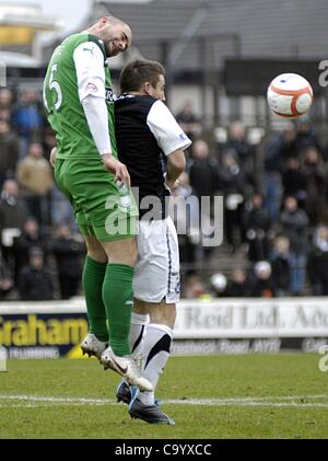 Ayr, Regno Unito. 10/3/12 William Hill Coppa Scozzese Quarti di finale. Ayr Regno v Hibernian (Hibs) James McPake di Hibs (verde in alto) ottiene il meglio di Keigan Parker di Ayr Regno. Foto Stock