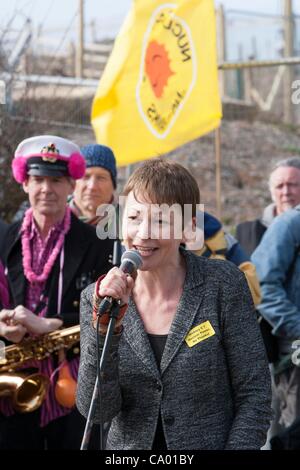 Green MP Caroline Lucas parla di manifestanti a marzo contro la costruzione di Hinkley C power station, Somerset e il governo del Regno Unito la scelta del nucleare come il pilastro di Inghilterra del alimentatore. Foto Stock