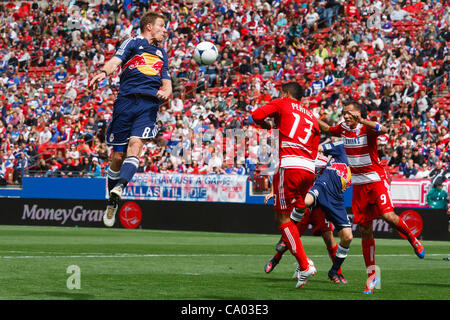 Marzo 11, 2012 - Frisco, Texas, USA - New York Red Bulls defender Jan Gunnar a Solli (8) tenta una testata sul traguardo durante l'azione tra FC Dallas e New York Red Bulls. FC Dallas sconfigge New York 2-1 a FC Dallas Stadium. (Credito Immagine: © Andrew Dieb/Southcreek/ZUMAPRESS.com) Foto Stock