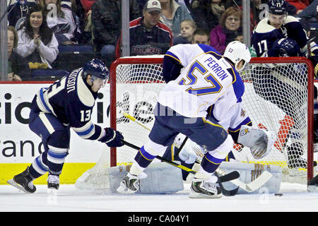 Marzo 11, 2012 - Columbus, Ohio, Stati Uniti - San Louis Blues ala sinistra David Perron (57) si prepara a cancellare il puck dalla parte anteriore della rete dopo un colpo mancato da Columbus Giacche Blu ala destra Atkinson a camma (13) nel primo periodo di gioco tra il St. Louis Blues e Columbus Giacche Blu a Na Foto Stock