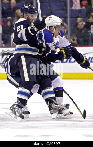 Marzo 11, 2012 - Columbus, Ohio, Stati Uniti - Columbus Giacche Blu defenceman James Wisniewski (21) collide con San Louis Blues ala sinistra David Perron (57) vicino al centro di ghiaccio nel terzo periodo di gioco tra il St. Louis Blues e Columbus Giacche Blu di Nationwide Arena, Columbus, Ohio. (Credito mi Foto Stock