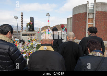 I sacerdoti buddisti leggere sutra e tenere premuto il servizio per le famiglie nel Santuario che sorge accanto a Okawa Scuola Elementare - una scuola in cui 74 bambini e 10 insegnanti hanno perso la vita a causa di fatale indecisione su l'insegnante di parte su dove per evacuare i bambini a dopo il terremoto ha colpito ma prima Foto Stock