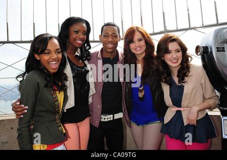 12 marzo 2012 - Manhattan, New York, Stati Uniti - Disney Channel star DEBBY RYAN (''Jessie''), CINA ANNE MCCLAIN (''A.N.T. Azienda agricola''), Laura MARANO (''Austin & alleato"'), COCO JONES E TYLER JAMES WILLIAMS (''lasciarlo brillare'') e Disney XD star TIREL JACKSON WILLIAMS (''ratti di laboratorio'') visita il 86º piano obse Foto Stock