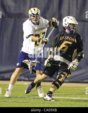 Marzo 10, 2012 - Isola di roccia, Iowa, U.S. - Augustana Brian Donohoue utilizza il suo bastone per bloccare il bastone di Fontbonne Michael Claravino, e ruba la sfera Venerdì, 9 marzo 2012, durante la prima metà di azione sul campo Thorson-Lucken nell isola di roccia. (Credito Immagine: © Giovanni Schultz/Quad-City volte/ZUMAPRES Foto Stock