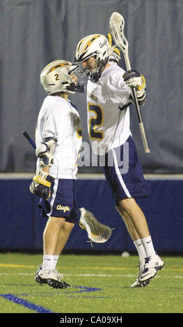 Marzo 10, 2012 - Isola di roccia, Iowa, U.S. - Augustana di Vincent Giglierano, destra, celebra il suo obiettivo con il compagno di squadra Colin Haley il venerdì durante la prima metà azione contro Fontbonne sul campo Thorson-Lucken nell isola di roccia. (Credito Immagine: © Giovanni Schultz/Quad-City volte/ZUMAPRESS.com) Foto Stock