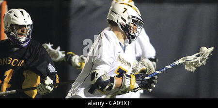 Marzo 10, 2012 - Isola di roccia, Iowa, U.S. - Augustana di Jesse Nagelberg ostacola la palla con il suo bastone Venerdì, 9 marzo 2012, durante la prima metà azione contro Fontbonne sul campo Thorson-Lucken nell isola di roccia. (Credito Immagine: © Giovanni Schultz/Quad-City volte/ZUMAPRESS.com) Foto Stock