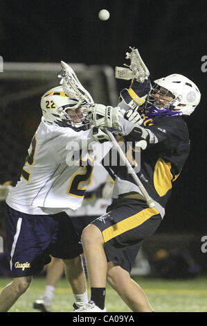 Marzo 10, 2012 - Isola di roccia, Iowa, U.S. - Augustana di Vincent Giglierano collide con Fontbonne è Adam Walker come essi vanno entrambi per la sfera allentati Venerdì, 9 marzo 2012, durante la prima metà di azione sul campo Thorson-Lucken nell isola di roccia. (Credito Immagine: © Giovanni Schultz/Quad-City volte/ZUMAPRESS.com) Foto Stock