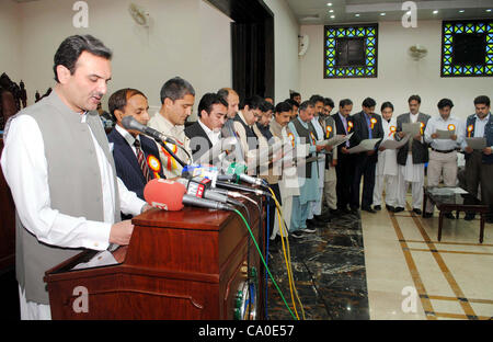 Khyber-Pakhtoonkhawa Chief Minister, Ameer Haider Khan Hoti amministra il giuramento di office portatori di Khyber Unione dei Giornalisti (KUJ) durante il giuramento cerimonia di premiazione che si terrà nella città di Peshawar Martedì, Marzo 13, 2012. Foto Stock