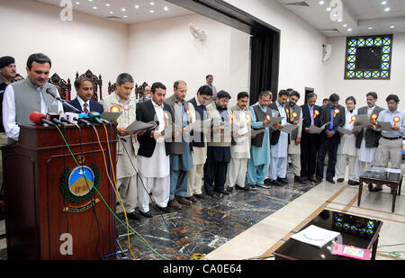 Khyber-Pakhtoonkhawa Chief Minister, Ameer Haider Khan Hoti amministra il giuramento di office portatori di Khyber Unione dei Giornalisti (KUJ) durante il giuramento cerimonia di premiazione che si terrà nella città di Peshawar Martedì, Marzo 13, 2012. Foto Stock