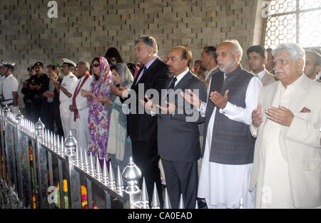 Commonwealth Sindh Asia Regione Associazione parlamentari membri della delegazione offrono Dua (pregare) dopo i laici floral corone di fiori sulla tomba del Padre della Nazione Quaid-e-Azam Muhammad Ali Jinnah durante la visita a Quaid-e-Azam mausoleo a Karachi il Martedì, Marzo 13, 2012. Nationa Foto Stock