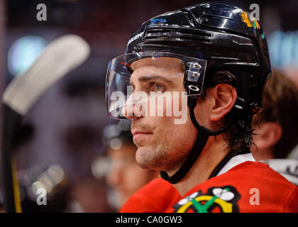 Mar 13, 2012 - Chicago, Illinois, Stati Uniti - Chicago ala sinistra Patrick Sharp (10) orologi da banco durante il gioco NHL tra Chicago Blackhawks e St Louis Blues al United Center di Chicago, IL. Il Blackhawks sconfitto il Blues 4-3 in una sparatoria. (Credito Immagine: © John Rowland/Sud Foto Stock