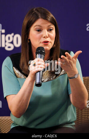 Marzo 13, 2012 - Toronto, Canada - Gail Simmons, Top Chef giudice, Progetti Speciali Direttore con Food & Wine Magazine e qualificati esperti culinari, segni la sua affascinante e rivelando il cibo memoir, parlando con la mia bocca piena. (JKP/N8N) Foto Stock