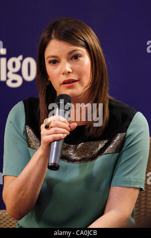 Marzo 13, 2012 - Toronto, Canada - Gail Simmons, Top Chef giudice, Progetti Speciali Direttore con Food & Wine Magazine e qualificati esperti culinari, segni la sua affascinante e rivelando il cibo memoir, parlando con la mia bocca piena. (JKP/N8N) Foto Stock