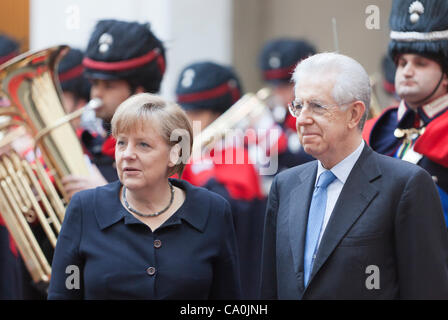 Roma, Italia. Martedì, 13 marzo 2012. Il cancelliere tedesco Angela Merkel e il Primo Ministro italiano Mario Monti si incontrano per un due volte rinviato Italo vertice tedesco a Palazzo Chigi in Roma. Foto Stock