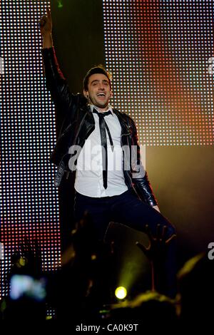 Giacobbe Hoggard sul palco per la band canadese HEDLEY 2012 tempeste Tour, l'Air Canada Centre di Toronto, il 13 marzo 2012. Foto di: Nicole Springer/Everett Collection Foto Stock