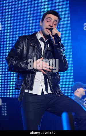 Giacobbe Hoggard sul palco per la band canadese HEDLEY 2012 tempeste Tour, l'Air Canada Centre di Toronto, il 13 marzo 2012. Foto di: Nicole Springer/Everett Collection Foto Stock