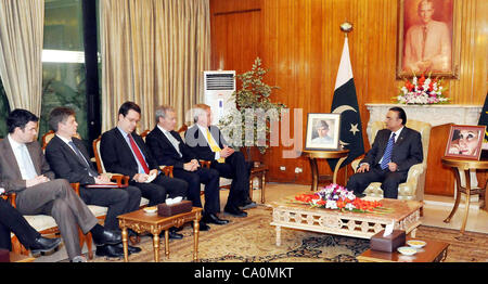 Presidente Asif Ali Zardari di scambi di opinioni con la svezia il Ministro degli esteri svedese Carl Bildt durante la riunione a Aiwan-e-Sadr a Islamabad il mercoledì 14 marzo, 2012. Foto Stock