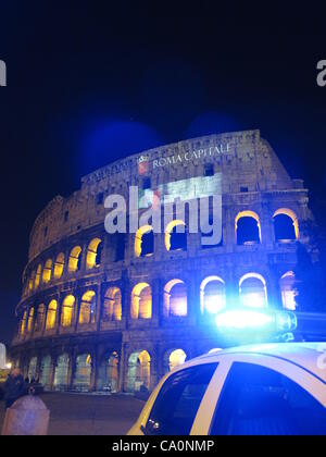 14 Mar 2012, Colosseo a Roma Italia illuminati come un segno di solidarietà per i due esercito italiano marines soldati arrestati in India con l accusa di aver ucciso due pescatori. Foto Stock