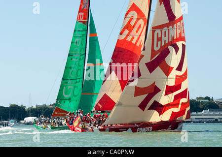 Groupama e camper con Emirates Team New Zealand, Practice race di Auckland lo scalo. Volvo Ocean Race 2011-12. 15/3/2012 Foto Stock