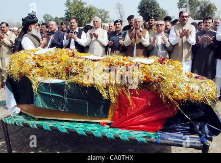 Le persone offrono orazione funebre di sovrintendente di polizia Kalam rurale Khan, che è stato ucciso in esplosione presso Pushtakhara area mentre Khyber-Pakhtoonkhawa governatore, Barrister Massud Kausar e Chief Minister, Ameer Haider Khan Hoti visto anche in immagine in linea di polizia nella città di Peshawar Foto Stock