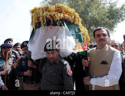 Khyber-Pakhtoonkhawa Chief Minister, Ameer Haider Khan Hoti detiene il feretro di sovrintendente di polizia Kalam rurale Khan, che è stato ucciso in esplosione in area Pushtakhara, in occasione del suo funerale preghiera alla linea di polizia nella città di Peshawar, giovedì 15 marzo, 2012. Foto Stock