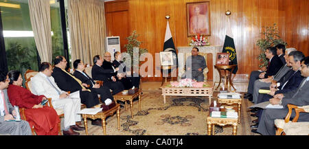 Presidente Asif Ali Zardari in riunione con Li Yan, Presidente dell'Asia Investment Houtang, a Aiwan-e-Sadr a Islamabad il giovedì, 15 marzo 2012. Foto Stock