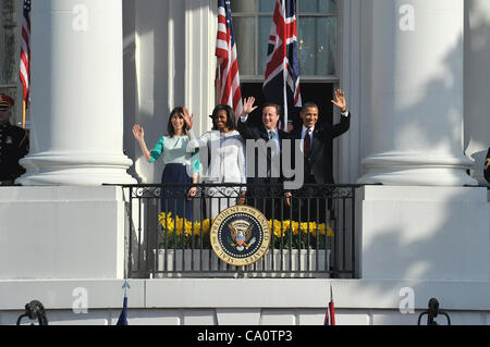 Il presidente Barack Obama e la first lady Michelle Obama insieme con il Primo Ministro britannico David Cameron e la moglie Samantha Cameron, Wave addio alla fine della Casa Bianca cerimonia di arrivo Marzo 14, 2012 a Washington, DC. Foto Stock