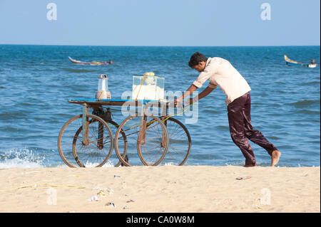 Febbraio 17, 2012 - Chennai (città, Tamilnadu (stato, India - 17 febbraio 2012, Chennai, India - Un uomo vende caramelle da un carrello su Merina spiaggia nel centro di Chennai, India. I Clarettiani hanno lavorato in India a partire dal 1970, anno il clarettiano nelle vicinanze della Casa Provinciale è stato aperto. In tutta l'India, più Foto Stock